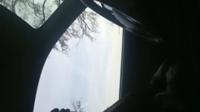 Wielrenner helpt geile man in de auto een handje