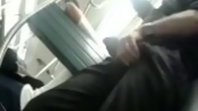maduro caliente muestra su pene en el metro