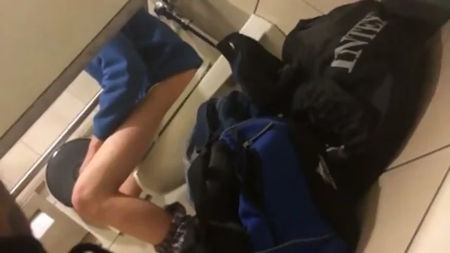 Str8 spy athlete in public toilet