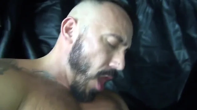 Muscular Hunk Bareback Video: Make Your Fantasies Come Alive!