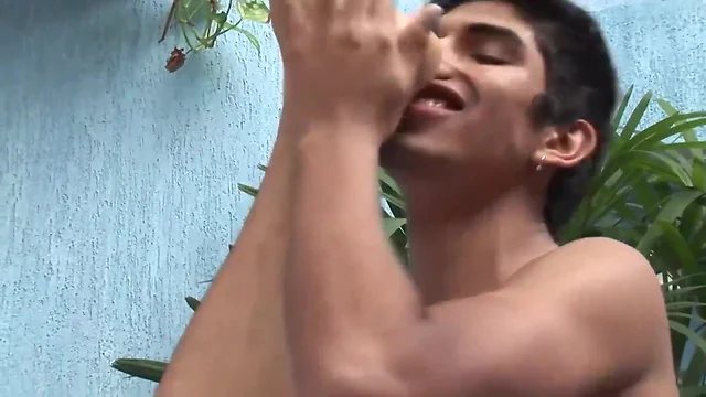 Hot Brazilian Bareback: Muscular Studs Reach Explosive Climaxes