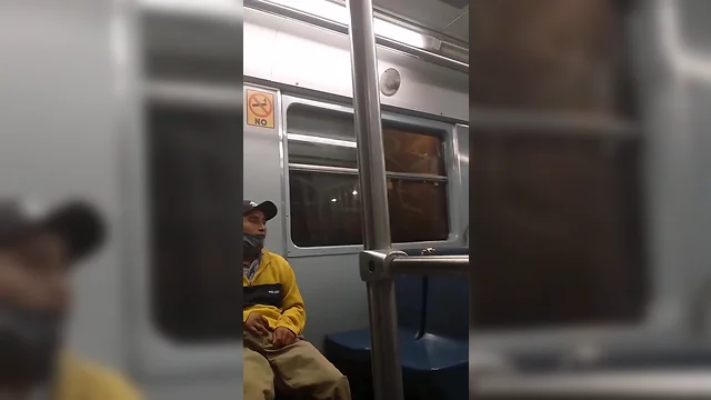 Mexicano Maduro Exhibicionista Se Masturba en el Metro Público: Sexo, Cruising y Chacal Grande!