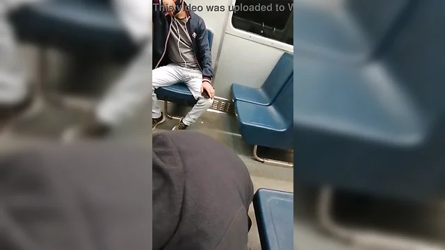 México en el Metro: Maduro Exhibe su Gruesa y Peluda Verga y mama una Joven Verga grande y peluda antes de tener Sexo Oral