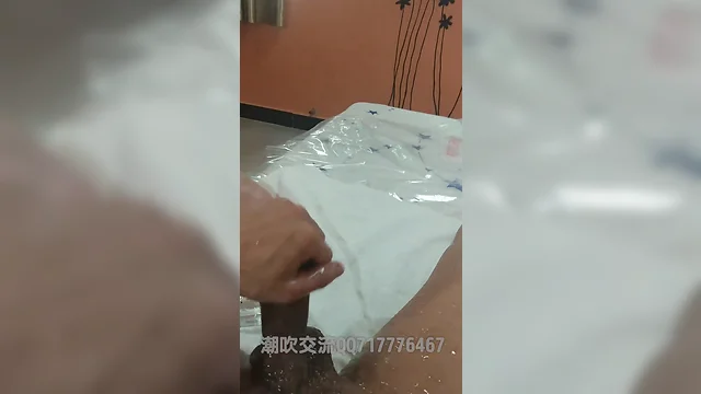 单手自拍撸鸡巴大水量潮吹爆精再潮吹像喷泉