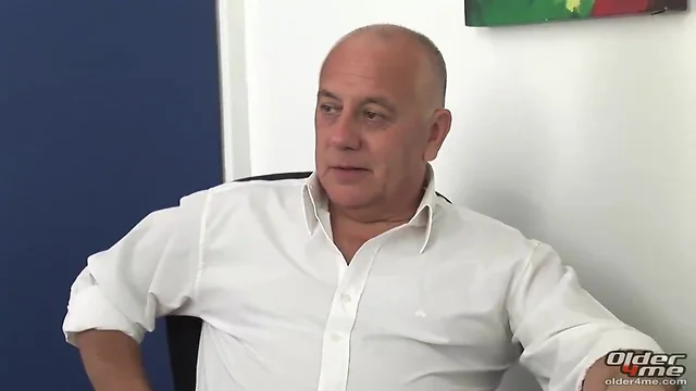 Três coroas gays se chupando e se beijando