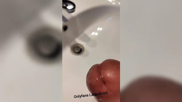 Masturbating for my onlyfans followers: largedickit