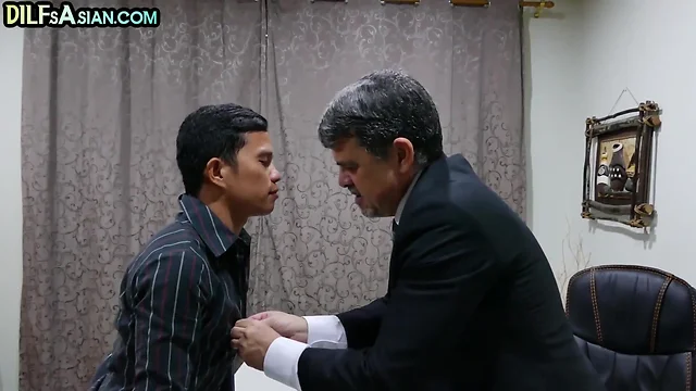 Asian twink barebacked by white business dilf: asiantwink barebacktwink