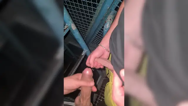 Amateur bareback twinks outdoors quick fuck - big bareback anal cumshot!