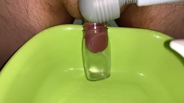Big shot cum fill cum bottle: fucking glass and toy cumming