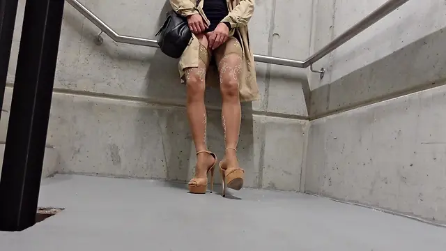 Strolling in heels and stockings: a urination experience