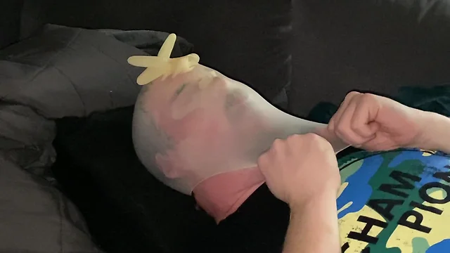 Latex glovemask and dildo sucking in my second breathplay experience