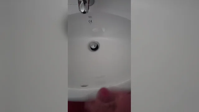 Unexpected bathroom surprise: a surprise cum shot