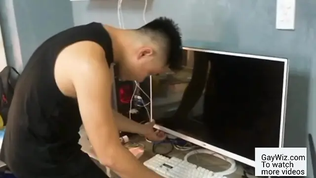 Tech guy gets drilled while repairing my computer - amateur, bareback