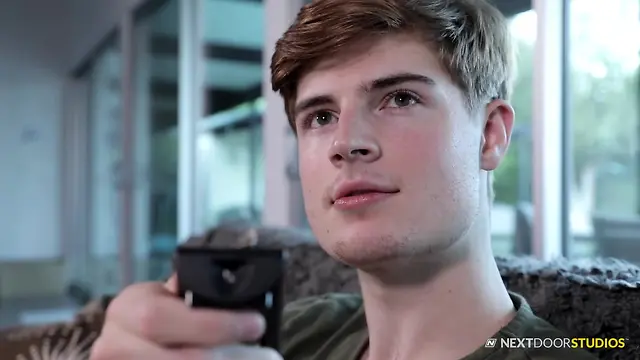 Muscle hunk fucks skinny twink bareback in raw reality